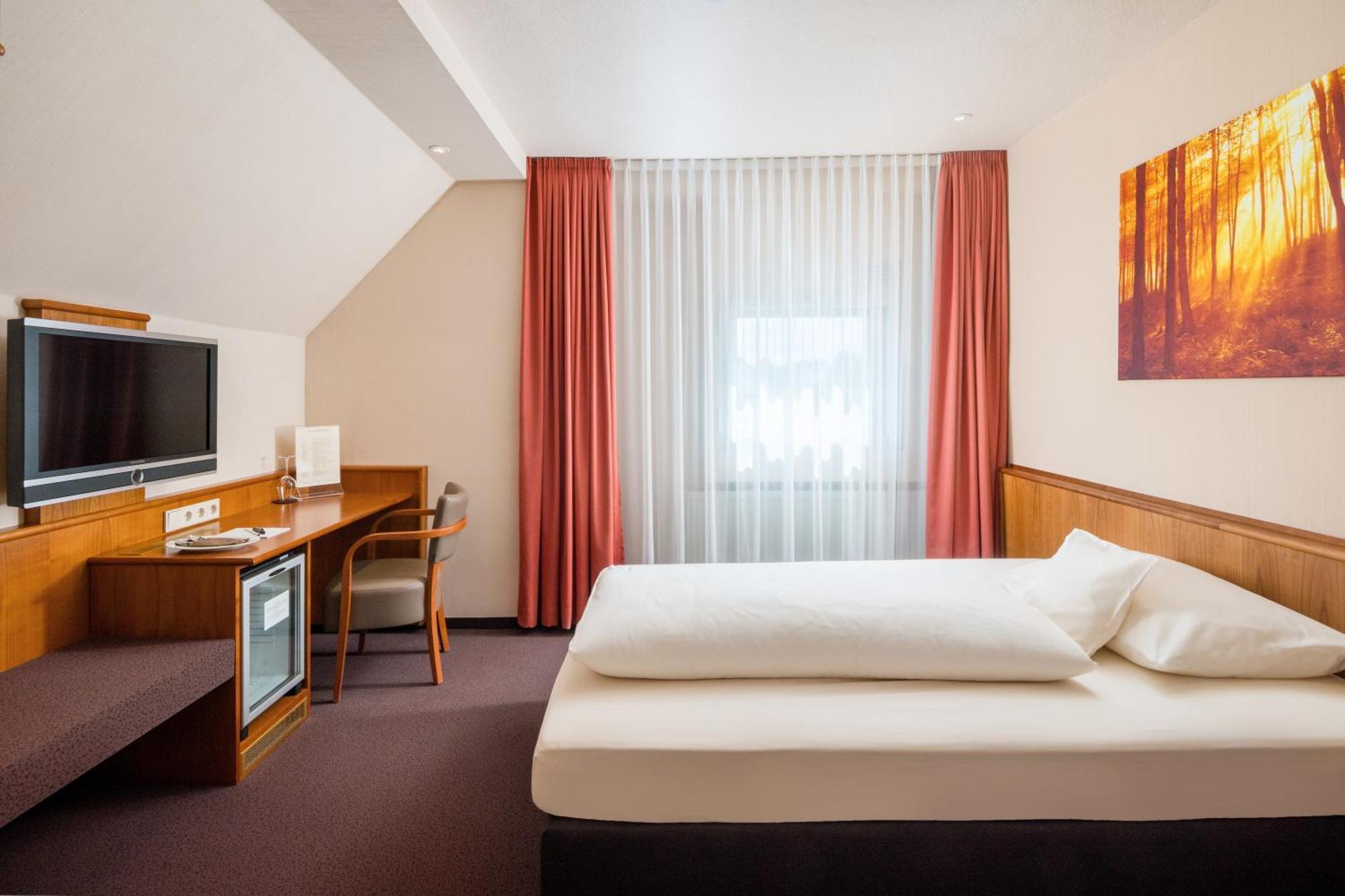 Hotel Straubs Schoene Aussicht Клингенберг-ам-Майн Экстерьер фото