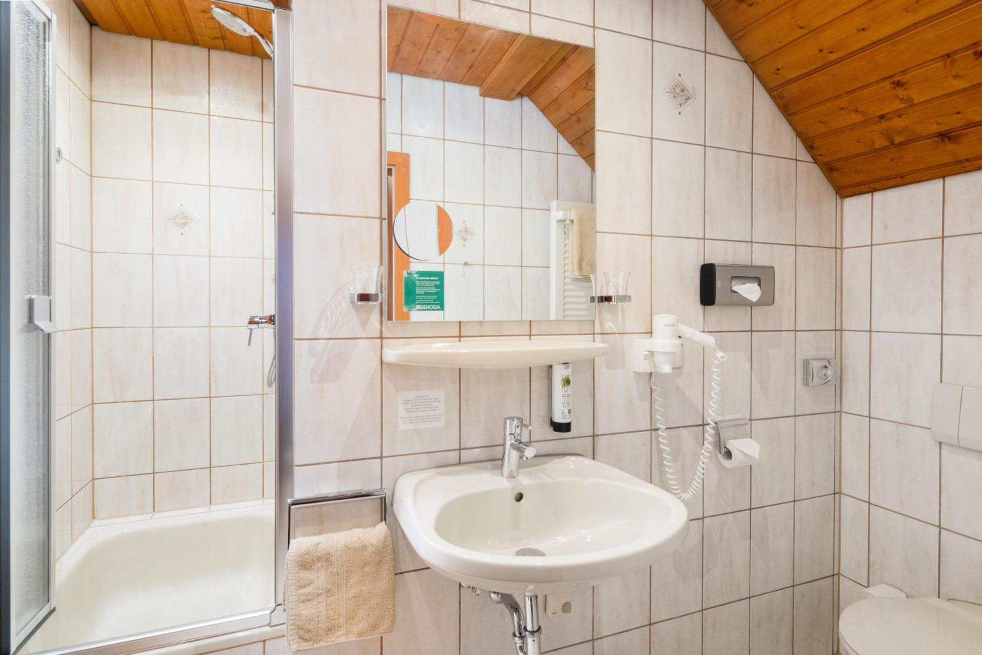 Hotel Straubs Schoene Aussicht Клингенберг-ам-Майн Экстерьер фото